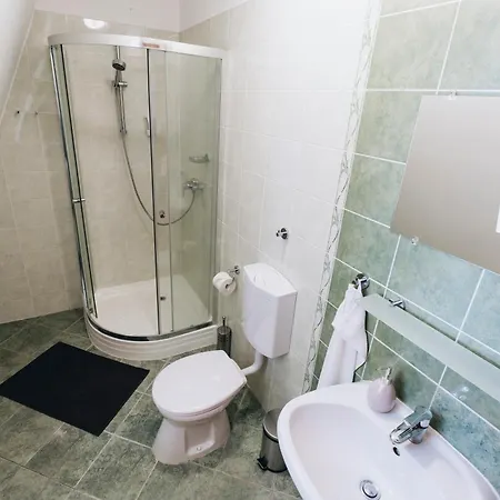 Dobay Panzio W Private Bathroom By Nw 3*